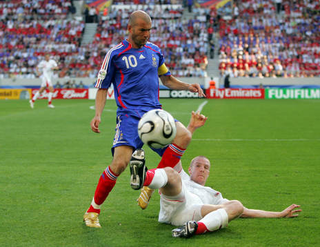 Zinedine Zidane, Frankrike och Philippe Senderos, Schweiz