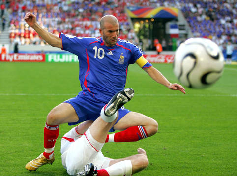 Zinedine Zidane, Frankrike och Philippe Senderos, Schweiz