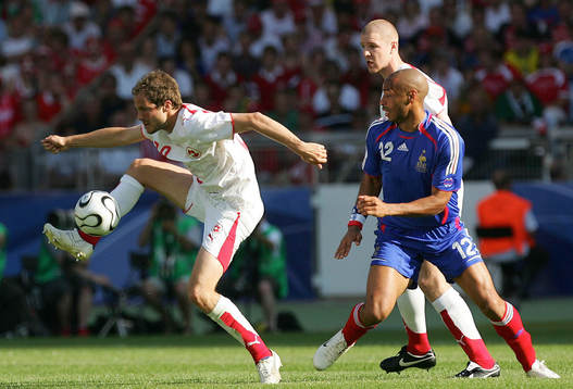 Patrick Mueller, Schweiz och Thierry Henry, Frankrike