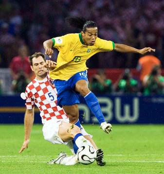 Ronaldinho, Brasilien flyger förbi Igor Tudor, Kroatien
