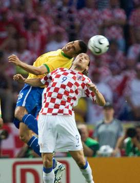 Lucio, Brasilien flyger förbi Dado Prso, Kroatien