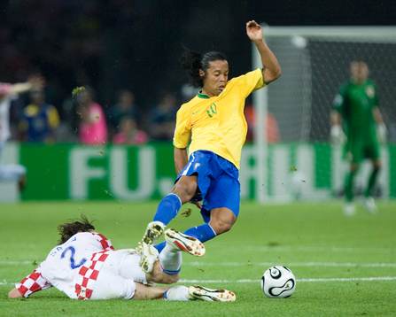 Ronaldinho, Brasilien fälls av Darijo Srna, Kroatien