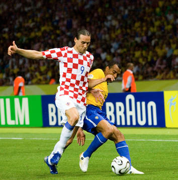 Cafu, Brasilien, täcker bollen för Dado Prso, Kroatien