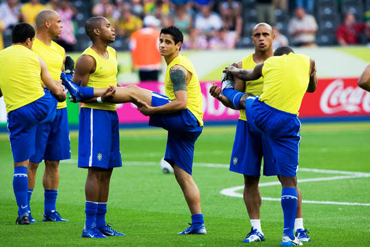 Stretch, uppvärmning,  Robinho hjälper Ricardinho