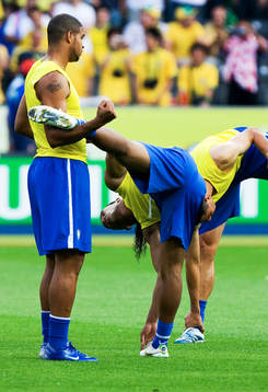 Adriano och Ronaldinho, på uppvärmning, stretch