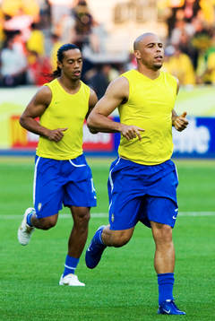 Ronaldinho och Ronaldo, Brasilien, joggar på uppvärmning