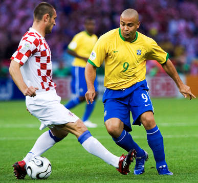 Ronaldo, Brasilien, fintar bort Robert Kovac, Kroatien