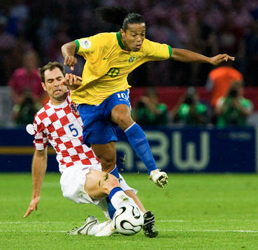 Ronaldinho, Brasilien får en glidtackling av Igor Tudor,