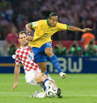 Ronaldinho flyger förbi utsträckta ben