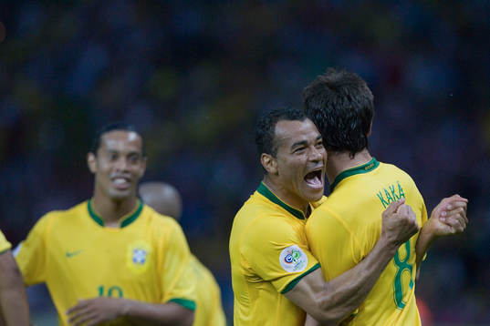 1-0 Kaka,  jubel  med Ronaldinho och Cafu