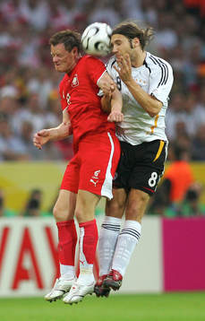 Jacek Krzynowek och Torsten Frings, nickduell