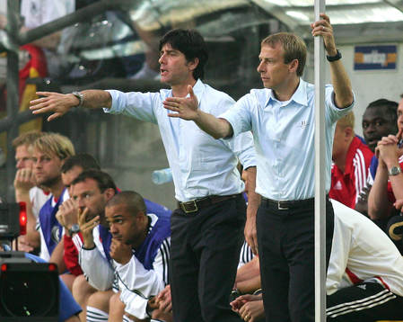 Joachim Loew, assisterande  och  Jürgen Klinsmann,
