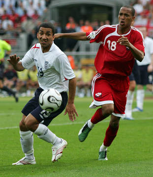 Aaron Lennon, England och Densill Theobald, Trinidad
