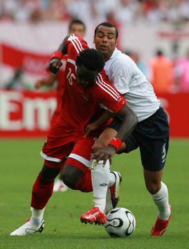 Ashley Cole, England och Kenwyne Jones, Trinidad