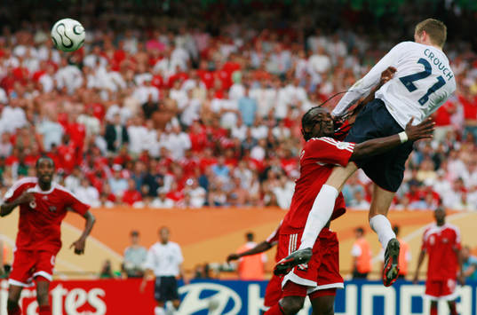 Peter Crouch, England klättrara på Brent Sancho, Trinidad
