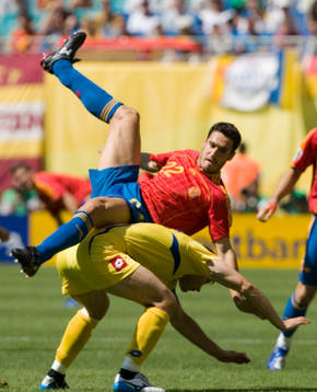 Pablo Ibanez, Spanien, faller över en Ukrainaspelare