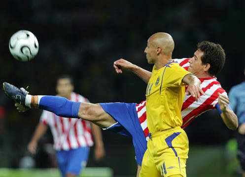 Henrik Larsson, Sverige och Carlos Gamarra, Paraguay