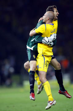 Teddy Lucic och Andreas Isaksson, målvakt, Sverige, jubel,