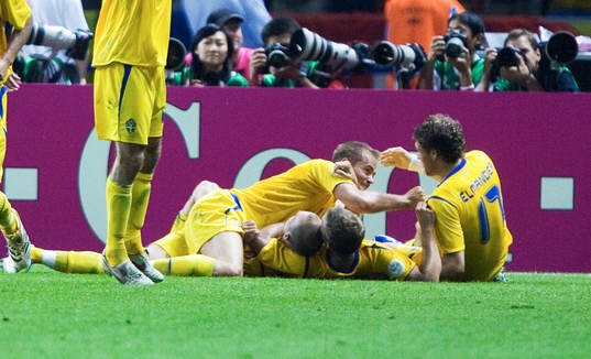 Olof Mellberg gratulerar Fredrik Ljungberg, Sverige