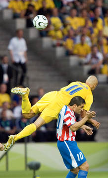 Henrik Larsson, Sverige och Roberto Acuna, Paraguay