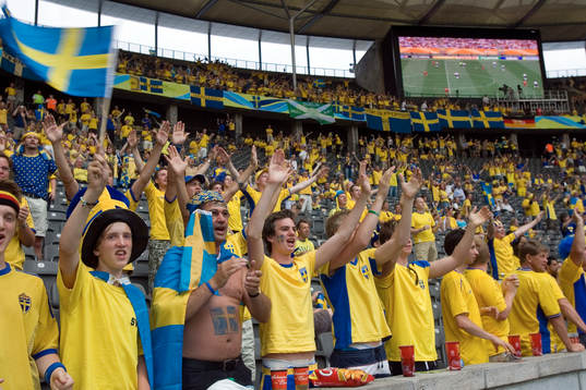 De svenska supportrarna på läktaren välkomnar de svenska