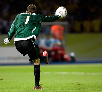 Andreas Isaksson, målvakt. Utspark