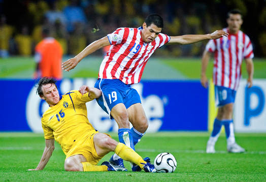 Kim Källström och Julio Dos Santos, Paraguay