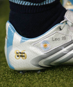 Lionel Messi, Argentina (Sko) med en hyllning till Diego