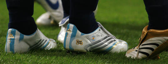 Lionel Messi, Argentina (Sko) med en hyllning till Diego
