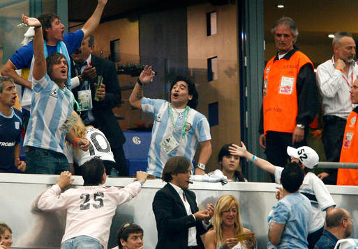 Maradona jublade och festade på läktaren