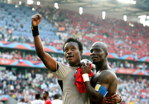 Derek Boateng och Stephen Appiah, Ghana, jubel