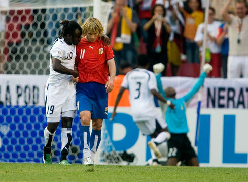 Razak Pimpong, Ghana, tröstar Pavel Nedved, Tjeckien. I
