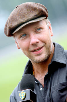 Mikael Persbrandt på besök hos spelarna i Bremen för att