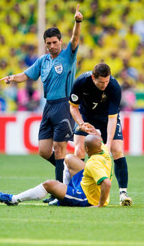 Markus Merk, domare, och Brett Emerton, Australien