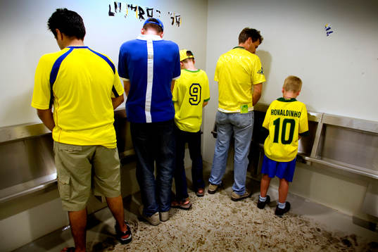 Supporters från Australien och en liten Ronaldinho lättar