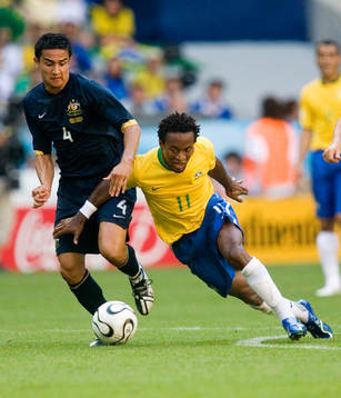 Ze Roberto, Brasilien och Tim Cahill, Australien