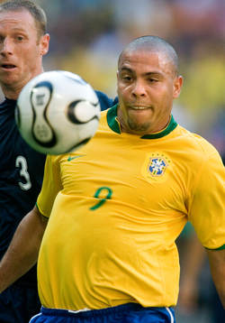 Ronaldo, Brasilien och Craig Moore, Australien