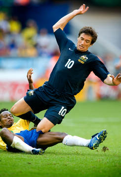 Ze Roberto Brasilien, fäller Harry Kewell, Australien