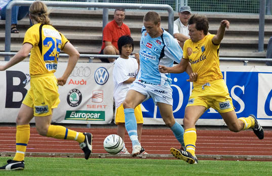 Niklas Skoog först på bollen