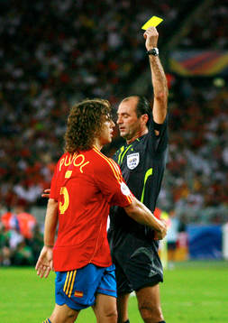 Domare ger gult kort till Carles Puyol, Spanien