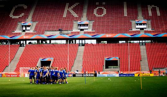 Sverige tränar på matcharenan i Köln