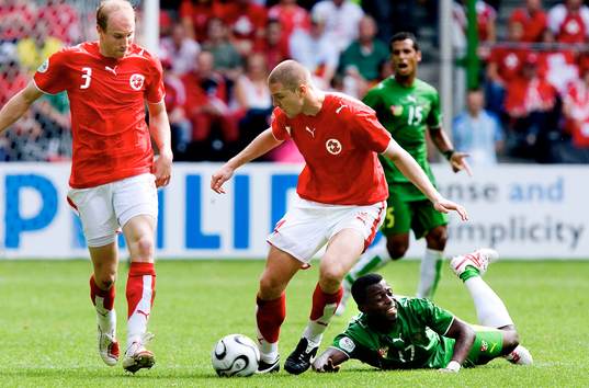 Kader Mohamed, Togo faller bakom Philippe Senderos och