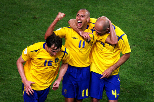 Henrik Larsson gratuleras av Teddy Lucic och Kim