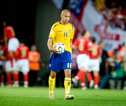England jublar över 1-0 i bakgrunden och Henrik Larsson,