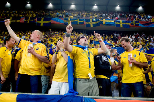 Jubel och fest hos de svenska fansen på läktaren