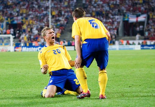 Marcus Allbäck och Tobias Linderoth, Sverige (Jubel)