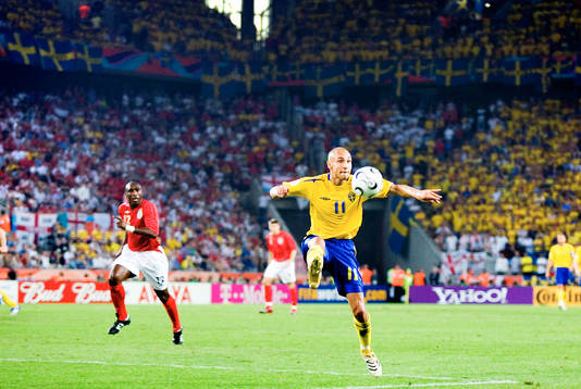 Henrik Larsson tar emot bollen