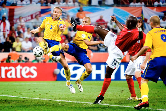 Henrik Larsson hoppar in och sparkar in bollen i mål