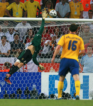 Andreas Isaksson, Sverige (Målvakt) ser volleyskottet