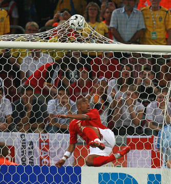 Ashley Cole, England kan inte stoppa nicken från Marcus
